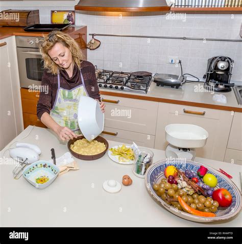 Une Femme Au Foyer Cuisine Dans La Cuisine Banque De Photographies Et D