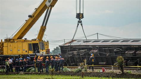 Evakuasi Korban Dan Rangkaian Ka Turangga Krl Bandung Raya