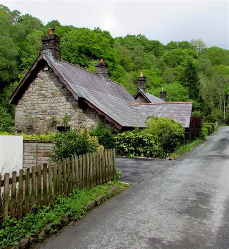 Low Pitched Roof Heol Giedd Cwmgiedd © Jaggery Geograph