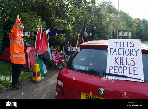 Activistas Pro Palestinos Fuera De La F Brica De Uav Tactical Systems