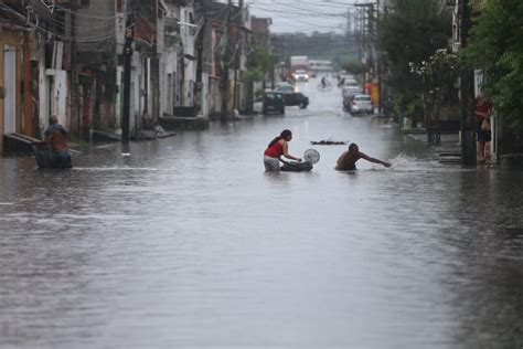 Fortaleza registra pontos de alagamento após forte chuva neste sábado