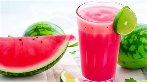 Premium AI Image Photo Glass Of Watermelon Cocktail Garnish Mint