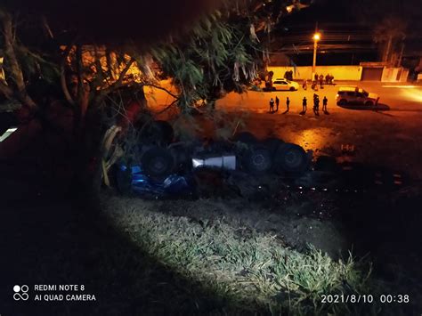 Pai e filha ficam feridos após caminhão carregado de cerveja tombar