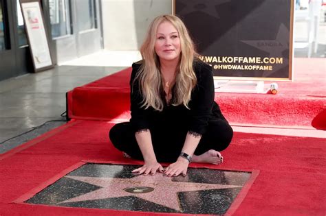 Christina Applegate Revela Uso De Fraldas E Conta Sintoma Sete Anos