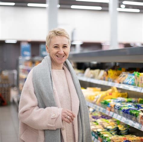 Premium Photo Elderly Pretty Adult Stylish Blonde Woman Smiling At Grocery Store Shopping For