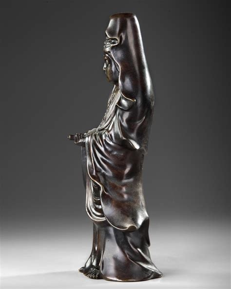 A CHINESE BRONZE FIGURE OF GUANYIN 20TH CENTURY