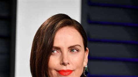 Charlize Theron Hair Is Bright Blonde And Cut Shorter Now Marie Claire