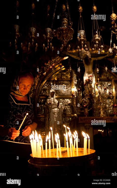 Los Peregrinos Encienden Velas En La Iglesia Del Santo Sepulcro Lugar