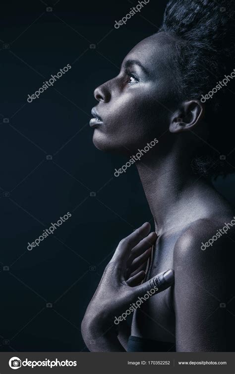 Chica afroamericana sensual fotografía de stock ArturVerkhovetskiy