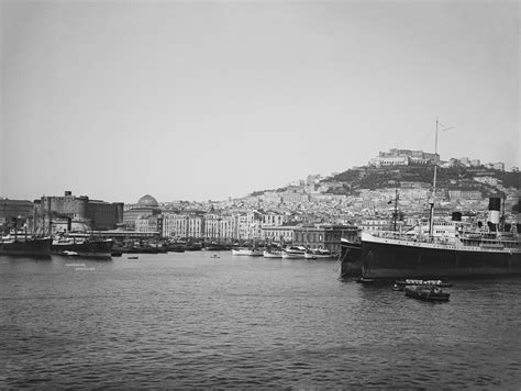 Napoli Panoramica Della Citt Vista Dal Mare Sono Visibili Palazzo