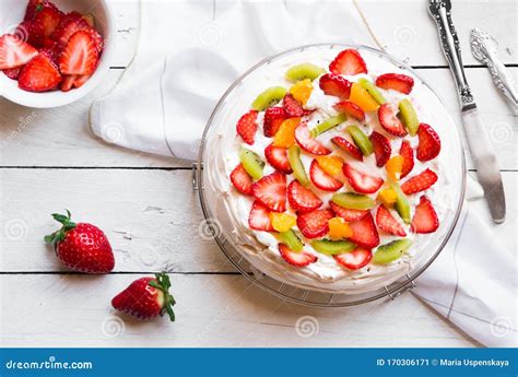 Bolo Delicioso De Pavlova Merengue E Morangos Frescos Imagem De