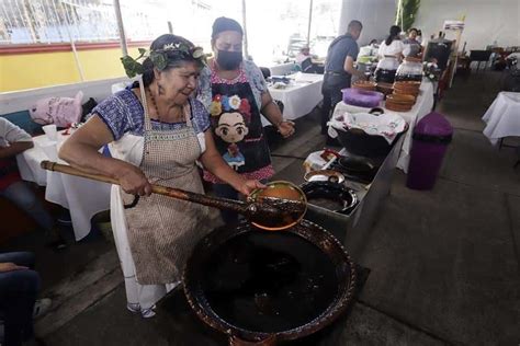 Cocineras Mexicanas Honran El Tradicional Mole Poblano Con Feria