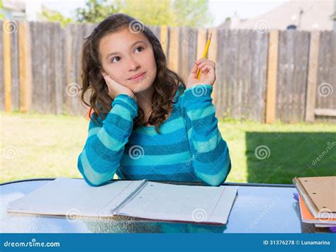Ragazza Teenager Latina Americana Che Fa Compito Sul Cortile Fotografia Stock Immagine Di Casa