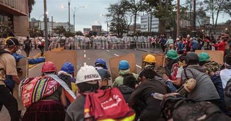 Se enfrentan policías y manifestantes en Perú