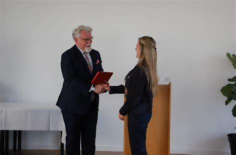 Justizminister Herbert Mertin Gratuliert Absolventinnen Und Absolventen