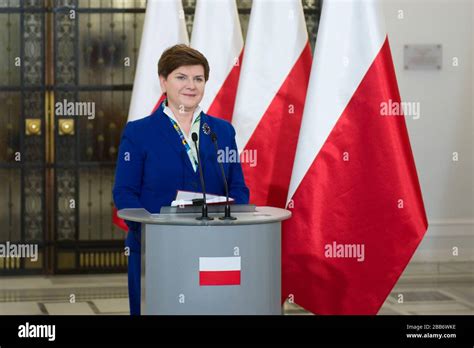 Polski Premier rządu prawa i Sprawiedliwości Beata Szydło składa