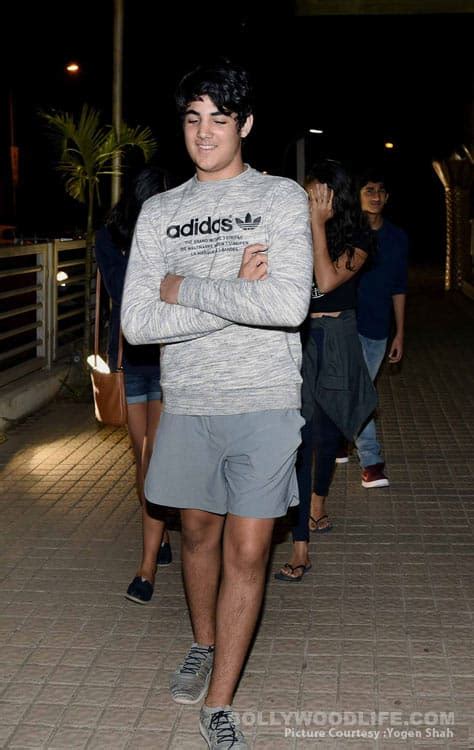 Akshay Kumar S Son Aarav Gets A Taste Of What S To Come As Paparazzi S