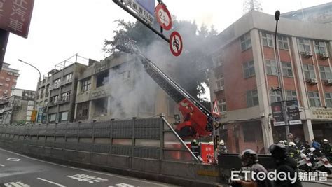 快訊／台北橋旁無人空屋詭異起火！濃煙狂竄 警消佈線搶救 Ettoday社會新聞 Ettoday新聞雲