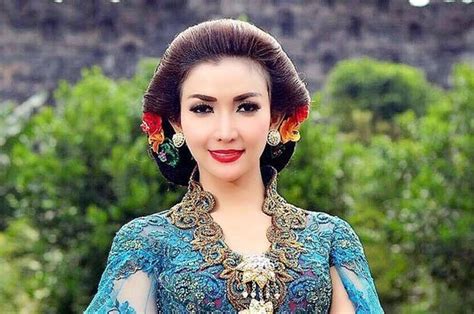 Profil Roro Fitria Biodata Lengkap Dengan Agamanya In 2024 Fashion