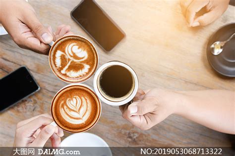 碰杯的咖啡杯近景特写摄影高清图片大图网图片素材