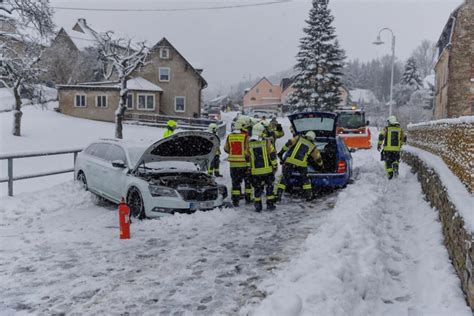 Winterliche Straßenverhältnisse im Erzgebirge Zwei Pkw stoßen in