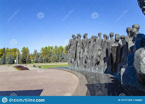 Monumento La Tragedia De La Gente En Victory Park En La Colina Gora