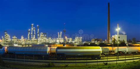 Panorama De Raffinerie La Nuit Image Stock Image Du V Hicules Ciel