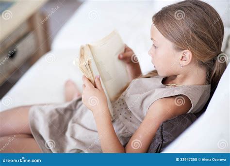 Livre De Lecture D Enfant Photo Stock Image Du Personne