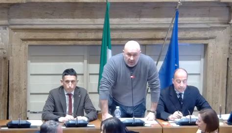 Il Consiglio Regionale Censura Bandecchi Che Scredita L Immagine Di