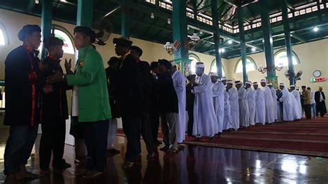 Tradisi Unik Salat Jumat Di Masjid Kesultanan Ternate Foto Tempo Co