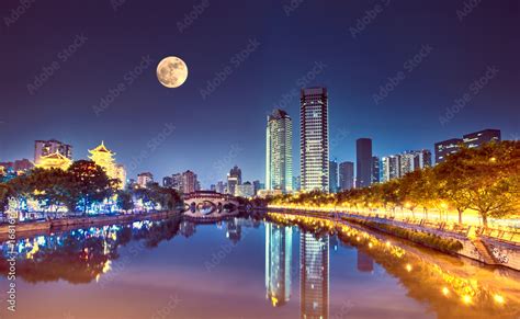 Foto De The Anshun Bridge Crosses The Jin River With The Moon In The