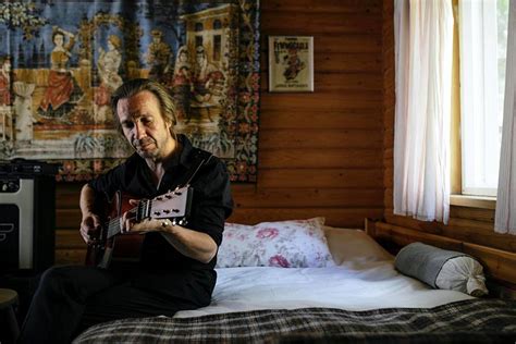 Kun muusikko Jarkko Martikainen oli 22-vuotias, hänen kihlattunsa sai ...