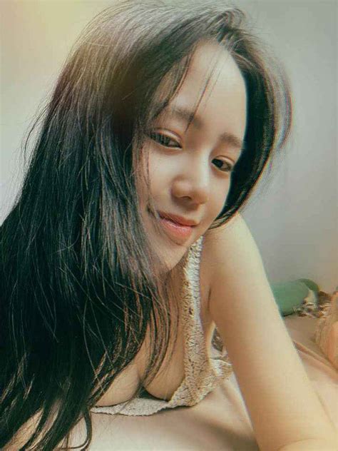 Hot girl làng game vén áo khoe thân hình đồng hồ cát