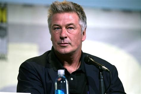 Alec Baldwin Tire Tue Une Femme Et Blesse Un Homme Probablement Par