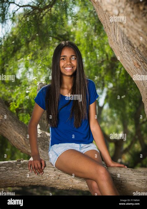 Auf Baum Sitzen Fotos Und Bildmaterial In Hoher Auflösung Alamy