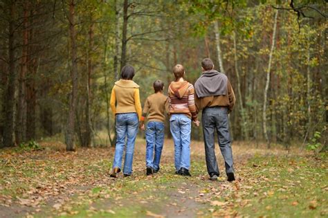 Família de quatro pessoas no parque Foto Premium