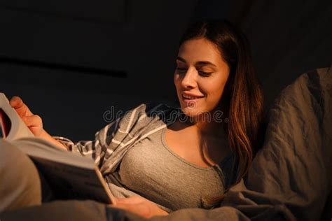 Encantadora Mujer Feliz Sonriendo Y Leyendo Un Libro Mientras Se