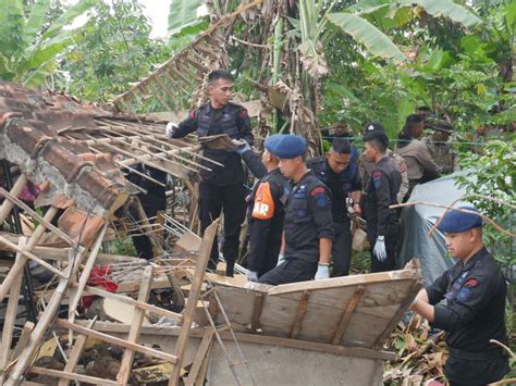 Polri Kerahkan Ribuan Personel Bantu Bersihkan Puing Puing Bangunan