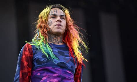 6ix9ine Mostra La Sua Nuova Collana Da Un Milione Di Dollari