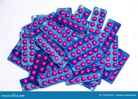 Ibuprofen In Roze Tabletpillen Pakt In Blauw Blaarpak In Op Witte