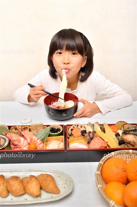 お雑煮を食べる女の子（お正月） 写真素材 4767116 フォトライブラリー Photolibrary