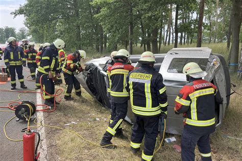 VW überschlägt sich zwischen Zerbst und Coswig und kracht gegen Baum