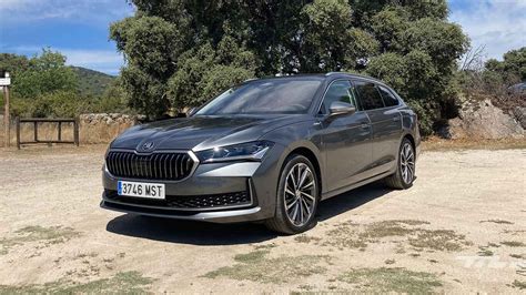 Probamos el Skoda Superb híbrido enchufable todo un cochazo con 120 km