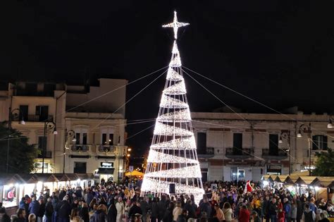 Luci Di Natale E Mercatini A Reggio Acceso L Albero In Una Gremita