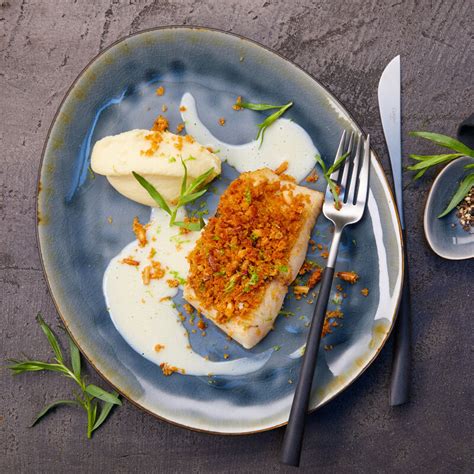 Blue Cobia unter Pinienkernkruste auf Pastinaken Püree mit Beurre blanc