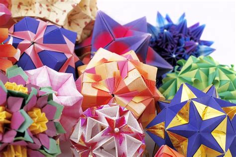 El Kusudama De Origami Papel Hizo Bolas En La Composici N Foto De