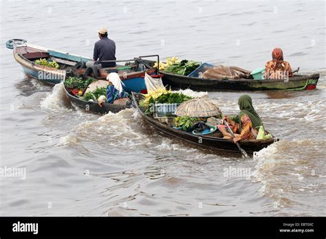Borneo Floating Market Indonesia Stock Photo Alamy