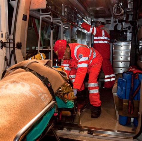 Crolla Un Orologio Comunale Una Passante Colpita Alla Testa