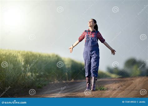 Menina Feliz Do Fazendeiro No Campo De Trigo Imagem De Stock Imagem