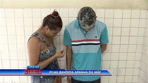 Garota é Presa Por Roubo E Mãe Inconformada Bate Nela Youtube